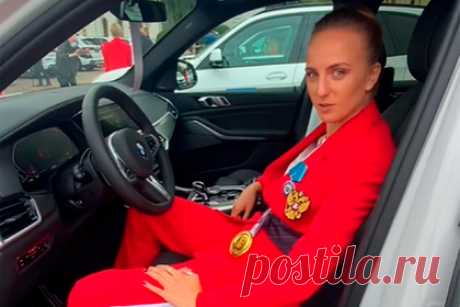 Российская синхронистка показала эмоции от подаренного за золото Олимпиады BMW. Российская синхронистка Мария Шурочкина показала эмоции от подаренного ей за победу на Олимпиаде в Токио автомобиля BMW X5. В ролике 26-летняя россиянка впервые садится в салон машины и едет за рулем. Она также отметила, что пока машина без номеров, можно на ней «погонять».
