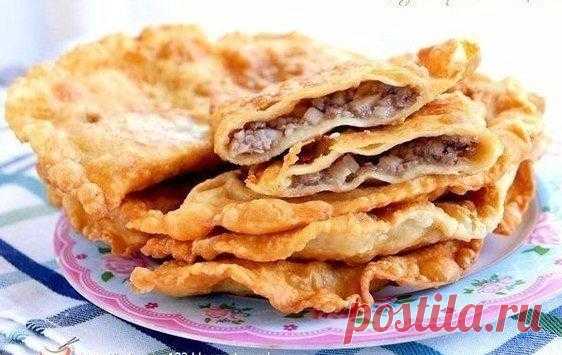 Чебуреки на кефире

Ингредиенты:

- 1 ст. кефира
- 1 яйцо
- соль по вкусу
- муки сколько возьмет

Приготовление:

1. В миску вылить кефир, добавить яйцо, соль. Взбить вилкой. Постепенно добавлять муку и мешать
2. Когда тесто станет густым. выложить его на стол и замесить среднее тесто (не крутое, не мягкое). Оставить его минут на 20 на столе
3. Начинка: Начинка классическая. Фарш, специи, много лука и много воды или бульона. Перемешать. Начинка должна быть жидковатой.
4. Р...