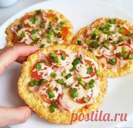 Пост на стене ДИЕТИЧЕСКИЕ МИНИ-ПИЦЦЫ БЕЗ ВРЕДА ДЛЯ ФИГУРЫ  🔶на 100грамм - 142.14 ккал Б/Ж/У - 10.41/5.75/11.99🔶  Ингредиенты на 3 шт.: Творог брикетный - 90 гр. Мука рисовая - 40 гр. Желток - 1 шт. Щепотка соли. Разрыхлитель - 0.5 ч.л.  Для начинки у меня: Сыр тертый ~ 50 гр. Ветчина - 30 гр. Помидорки черри ~6 штук Зелень Томатная паста  Приготовление: Смешиваем все ингредиенты для теста, за...