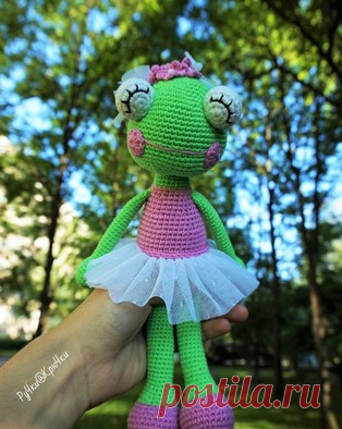 Лягушка-балерина амигуруми. Схемы и описания для вязания игрушек крючком! Бесплатный мастер-класс по вязанию лягушки-балерины крючком от Марии Костюченко. Высота вязаного лягушонка примерно 27 см. Из описания схемы вы также…