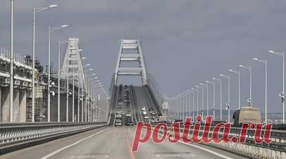 На Крымском мосту перекрыли движение транспорта. Проезд автотранспорта по Крымскому мосту временно приостановлен. Об этом сообщил оперативный канал информационного центра по автомобильным дорогам о ситуации на автоподходах к Крымскому мосту и подготовке к досмотру. Читать далее