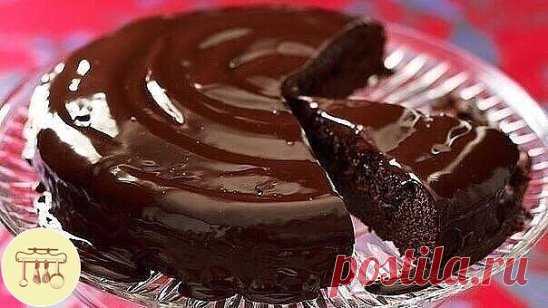 Моментальный шоколадный торт
Ингредиенты:
• 1,5 ст. муки
• 3 ст. л. какао
• 1 ст. сахара
• 1 ч. л. разрыхлителя
• 0,5 ч. л. соли
• 1 ч. л. уксуса
• 1 ч. л. ванильной эссенции или ванилина
• 5 ст. л. растительного масла
• 1 ст. воды
Приготовление:
Разогрей духовку до 180 градусов.
1. Смажь форму маслом. Для начала смешай все сухие ингредиенты. шоколадный торт рецепт. В небольшой чашке размешай уксус, ванильную эссенцию и растительное масло, добавь к сухой смеси.
2. Затем вылей стакан воды в м