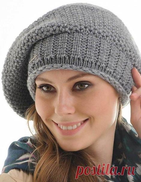 Объемный головной убор вязанный спицами,
Вязать будем в несколько этапов. Начнем с вязания верхней части берета. Потом свяжем бейку. Сделаем помпон и соберем все в стильный головной убор.

Как мы уже говорили, вязать будем с верхней части головного убора. Наберем на спицы 91 петлю и провяжем полотно обычной резинкой 1/2.

Схема резинки следующая: 1 лицевая петля/2 изнаночные.

После того, как провяжем 23 см от наборного края, будем уменьшать количество петель. Для этого пе...