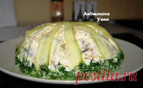 Салат с шпротами

Очень вкусный слоёный салатик!

Ингредиенты:

шпроты в масле 1 баночка
картофель отварной 2 шт
лук репчатый 1 шт
яйцо,сваренное вкрутую 3 шт
огурец свежий(не крупный) 2 шт
сыр 150-200 гр
майонез
соль,перец по вкусу

Приготовление:

Потереть на тёрке картофель,лук и огурцы мелко порезать,яйца покрошить,сыр потереть на тёрке,шпроты размять вилкой.Выкладываем слоями:картофель,лук,огурец,майонез,сыр,шпроты,яйцо,майонез и т.д.
Сверху тоже можно обмазать майоне...