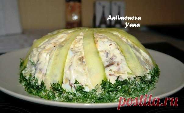 Салат с шпротами

Очень вкусный слоёный салатик!

Ингредиенты:

шпроты в масле 1 баночка
картофель отварной 2 шт
лук репчатый 1 шт
яйцо,сваренное вкрутую 3 шт
огурец свежий(не крупный) 2 шт
сыр 150-200 гр
майонез
соль,перец по вкусу

Приготовление:

Потереть на тёрке картофель,лук и огурцы мелко порезать,яйца покрошить,сыр потереть на тёрке,шпроты размять вилкой.Выкладываем слоями:картофель,лук,огурец,майонез,сыр,шпроты,яйцо,майонез и т.д.
Сверху тоже можно обмазать майоне...