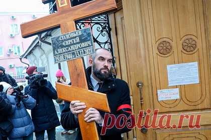 В Москве простились с Сергеем Соловьевым. В Москве простились с российским режиссером Сергеем Соловьевым. Отпевание прошло в церкви Иоанна Богослова. На церемонии среди прочих присутствовали актеры Александр Збруев и Сергей Шакуров. Последний назвал Соловьева очень «многосторонним, хорошим, замечательным парнем».