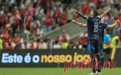 Record узнала о запрете владельца португальского клуба на трансферы в РПЛ. Несколько российских клубов интересовались бразильским защитником «Фамаликана» Риччели, но израильский бизнесмен Идан Офер наложил вето на возможный трансфер