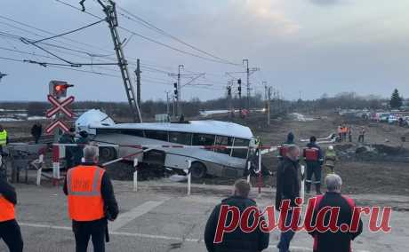 Родным погибших в снесенном поездом автобусе выплатят по ₽3 млн. РЖД выплатят по 3 млн рублей родственникам погибших в ДТП с поездом и автобусом на железнодорожном переезде в районе станции Берендеево в Ярославской области.