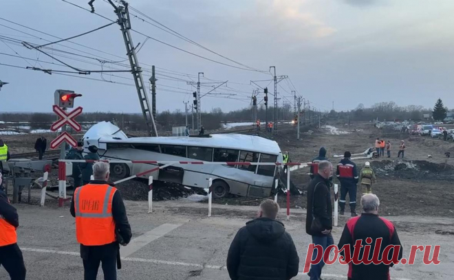 Родным погибших в снесенном поездом автобусе выплатят по ₽3 млн. РЖД выплатят по 3 млн рублей родственникам погибших в ДТП с поездом и автобусом на железнодорожном переезде в районе станции Берендеево в Ярославской области.