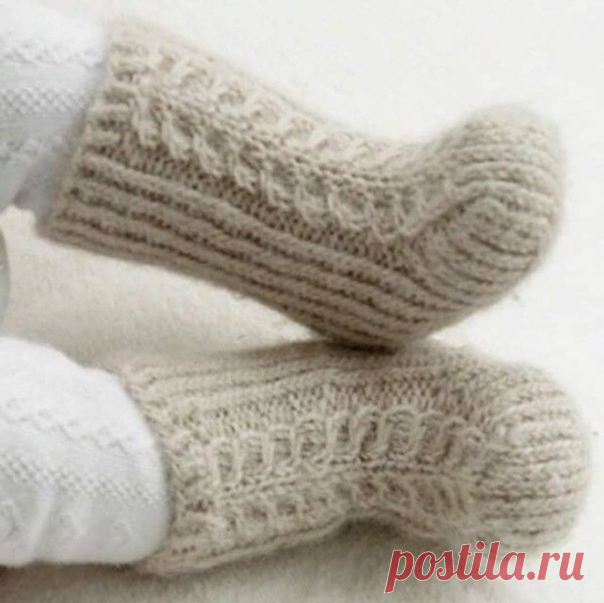 Как вязать детские носочки
Для наших рукодельниц!

Размеры: 1/3 - 6/9 - 12/18 мес. (2- 3/4) года

Размер стопы: 10-11-12 (14-16) см

Вам потребуется: пряжа DROPS PUNA от Garnstudio 50-50-50 (50-50) г цвет 02, бежевый; чулочные спицы № 2.5 мм.

Плотность вязания: 24 п. х 34 р. лицевой гладью = 10 см х 10 см.

Схема узора: см. схемы A.1-A.3.

Описание работы:

Носки вяжутся вкруговую.

Наберите 48-52-52 (56-56) п. на чулочные спицы № 2.5 мм и первые 18-20-20 (22-22) п. провя...