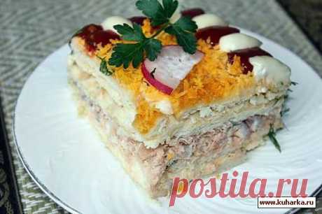 Рецепт: Рыбный салат-торт с крекерами