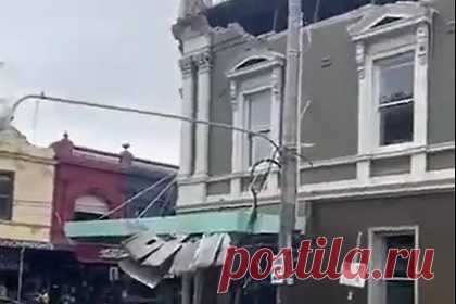 Сильнейшее за полтора века землетрясение повредило несколько зданий в Австралии. В австралийском штате Виктория произошло сильнейщее за полтора века землетрясение. По данным сейсмологов, магнитуда подземных толчков достигла шести. Власти Мельбурна эвакуировали жителей высотных домов в центре города. Сейсмологи предупреждают об угрозе повторого землетрясения большей силы.