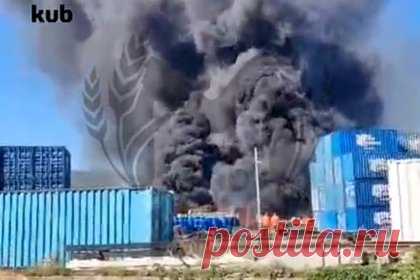 Горящий грузовой терминал в российском городе попал на видео. В Новороссийске Краснодарского края загорелся грузовой терминал на площади 1300 квадратных метров. Происшествие в российском городе попало на видео, соответствующие кадры опубликовал Telegram-канал Kub Mash. Очевидец за кадром уверяет, что там хранят деревянные паллеты.
