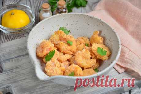 Креветки в аэрофритюрнице – простой и вкусный рецепт с фото (пошагово) Креветки в аэрофритюрнице – очень вкусная и быстрая закуска, которая готовится при участии минимального количества масла. Креветки внутри получаются очень нежными благодаря хрустящей оболочке из сухарей.