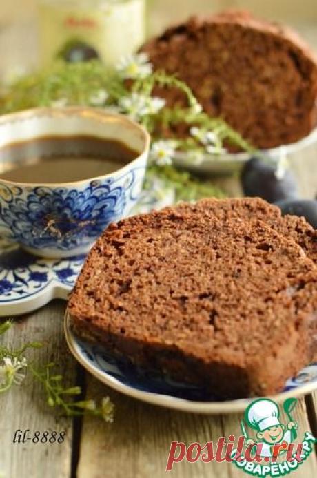Пирог с шоколадом и сливовым соусом.