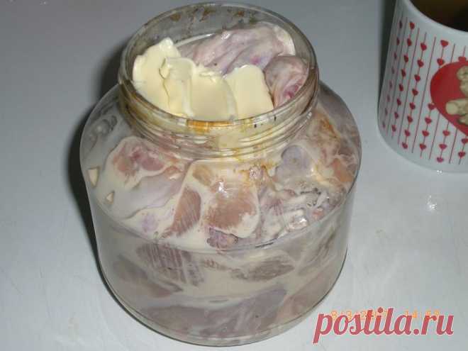 Курица в банке+коктейль
Ингредиенты 

тушка куры около 2 кг (или окорока)
крупные луковицы — 2 шт.
сливочное масло
соль, черный молотый перец