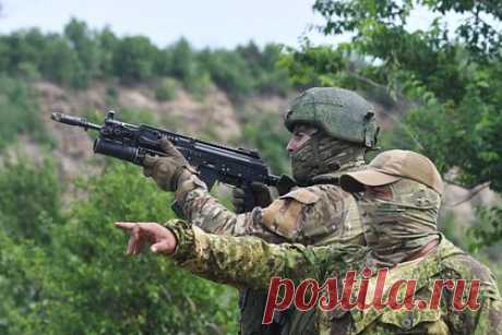 Российские военные отразили атаки ВСУ на четырех направлениях. Начальник пресс-центра группировки Вадим Астафьев сообщил, что подразделения группировки «Юг» отразили атаки ВСУ на лисичанском, соледаро-артемовском, александро-калиновском и марьинском направлениях. «Огневую поддержку украинским штурмовикам обеспечивали артиллерия и танки на закрытых огневых позициях», — сказал он.