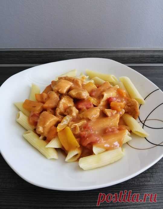 HÄHNCHENGULASCH - oromasy ZUTATEN FÜR 4 PORTIONEN: 480 g Hähnchenbrustfilet(s) 2 Zwiebel(n) 2 Knoblauchzehe(n) 4 Paprikaschote(n), bunt 4 Karotte(n) ½ Liter Brühe 2 EL Tomatenmark 2 EL Crème fraîche, mit Kräuter Salz Pfeffer Paprikapulver 2 EL Öl, (Sonnenblumenöl) evtl. Saucenbinder Verfasser:ancabi Die Hähnchenbrust grob zu Gulaschstücken würfeln. Paprika würfeln, Zwiebeln klein hacken. Karotten in Scheiben schneiden. Den Knoblauch nach Geschmack hacken oder pressen.Das Ö...