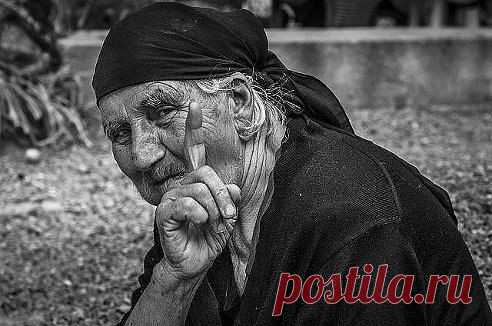 Старушка дряхлая сказала… Запомни ИСТИНУ, дружок… Ты в жизни СЧАСТЬЯ НЕ познаешь… Когда в душе висит замок… НЕ ЕШЬ ТОГО, ЧТО ГЛАЗ НЕ ХОЧЕТ… НЕ ЛЕЗЬ ТУДА, ГДЕ НЕ ТВОЁ… ЖИЗНЬ бумерангом возвращает… ОТВЕТИТ КАЖДЫЙ ЗА СВОЁ…