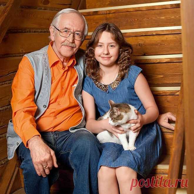 Василий Ливанов с внучкой Евой.  /   Отчего не находит покоя 84-летний Василий Ливанов / Шоубиз