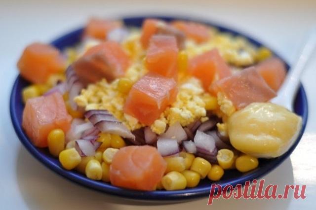 Салат с копченой рыбой и кукурузой — БЛИНЧИК