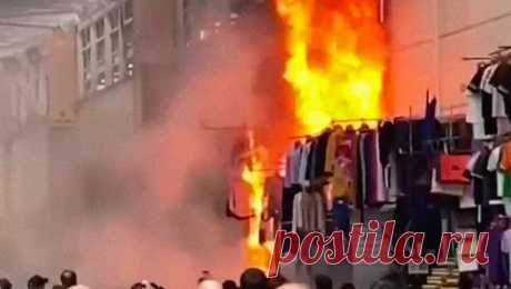 Пожар на рынке &quot;Садовод&quot; потушили. Пожар на рынке &quot;Садовод&quot; в Москве потушили в 17:03. Об этом сообщает телеканал &quot;360&quot; со ссылкой на источник в экстренных службах. По данным канала, при борьбе с огнем пострадал пожарный. 22-летний юноша ...