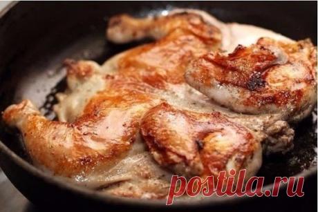 Цыпленок табака (тапака)
Вам понадобится:
Цыплята (600г) 2 шт. 
Вино красное сухое (столовое) 150 мл
Оливковое масло 50 мл 
Базилик сушеный 1 ч.л.
Кориандр сушеный (кинза) 1 ч.л. 
Перец черный молотый ½ ч.л.
Соль морская ¾ ч.л. 
Чеснок дольки 1 шт.
Сметана 100 г 
Правильно название этого блюда — цыпленок тапака (от названия сковороды "тапа", в которой его готовят), однако я решила оставить в заголовке более привычный для большинства вариант. Все же, когда речь идет о слове иностранного происх