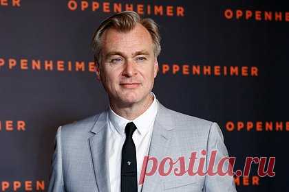 Дочь Кристофера Нолана снялась в фильме «Оппенгеймер». Режиссер Кристофер Нолан рассказал, что предложил своей дочери Флоре сняться в эпизодической роли в фильме «Оппенгеймер». По его словам, ему нужен был «кто-то, кто появится в небольшом экспериментальном и спонтанном отрывке». Режиссер добавил, что эпизодический персонаж его дочери погибает в фильме.