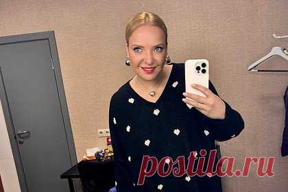 Звезда «Женского стендапа» рассказала о проблемах со здоровьем из-за работы. Креативный продюсер и участница шоу «Женский стендап» на канале ТНТ Ирина Мягкова рассказала о проблемах со здоровьем, связанных с работой. Она объяснила, что во время многочасовых съемок сидела в одном положении. «У меня теперь шея направо не поворачивается. Вот, пожалуйста, вот такие травмы», — заявила она.
