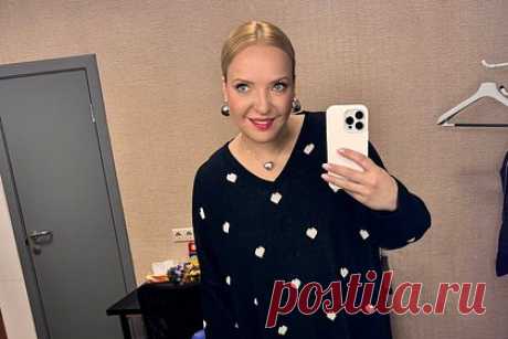 Звезда «Женского стендапа» рассказала о проблемах со здоровьем из-за работы. Креативный продюсер и участница шоу «Женский стендап» на канале ТНТ Ирина Мягкова рассказала о проблемах со здоровьем, связанных с работой. Она объяснила, что во время многочасовых съемок сидела в одном положении. «У меня теперь шея направо не поворачивается. Вот, пожалуйста, вот такие травмы», — заявила она.