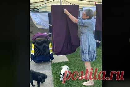 Женщина показала простой способ сложить простыню на резинке. Женщина продемонстрировала простой способ аккуратно сложить простыню на резинке и порадовала пользователей сети. На размещенных в сети кадрах Эми Данастас показала, как ее мать складывает постельное белье. Так, она расположила простыню на бельевой веревке и затем сложила ее противоположные края к центру изделия.