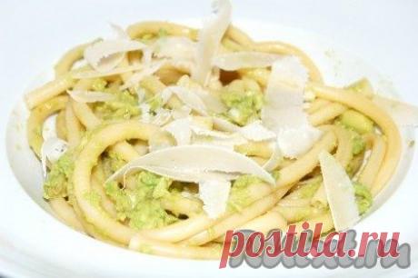 Спагетти с пармезаном и авокадо.