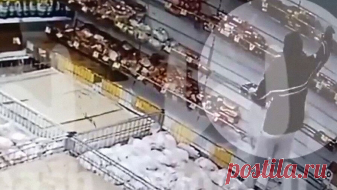 Пациент с открытой формой туберкулеза сбежал из диспансера и обокрал продуктовый магазин. В Нижегородской области пациент тубдиспансера ограбил продуктовый, вынеся оттуда около 10 батонов колбасы. Об этом сообщает Telegram-канал Ni Mash. 49-летний житель Кстово попал в изолятор из-за открытой формы туберкулеза восемь месяцев ...