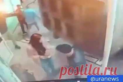 В российском городе самосвал дважды наехал на группу людей и попал на видео
