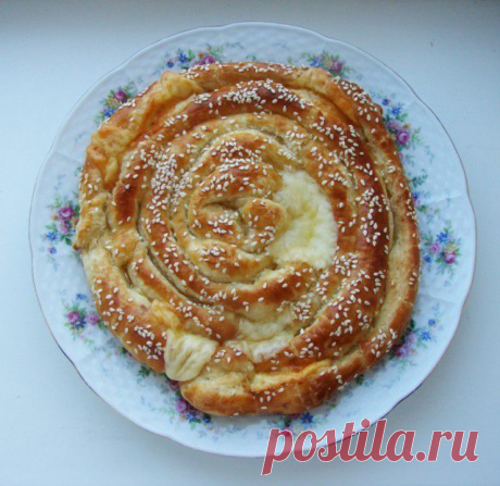 Сырный пирог из слоёного теста
