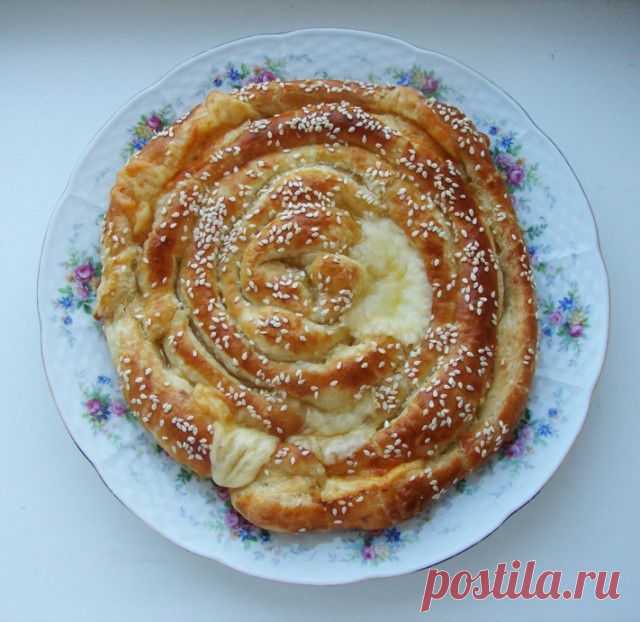 Сырный пирог из слоёного теста