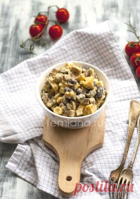 Вкусный грибной салат с фасолью и сыром.