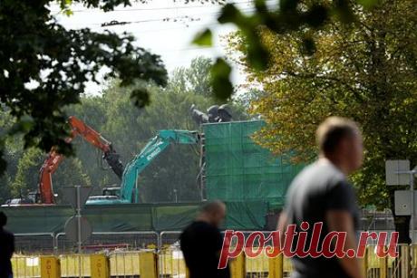 Жители украинских сел отказались сносить памятники советским солдатам. Жители двух сел на Украине отказались сносить памятники советским солдатам. Речь идет о населенных пунктах Кинашев и Загорье-Кукольницкое Ивано-Франковской области. «Жители сел говорят, что пусть стоят», — отметил директор областного Музея освободительной борьбы Ярослав Коретчук.