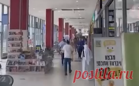 В Беэр-Шеве 10 человек пострадали при нападении на автовокзале. На центральном автовокзале в городе Беэр-Шева на юге Израиля мужчина напал на людей, сообщает израильский «9 канал».