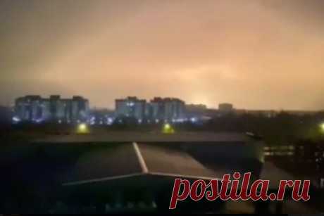 В Луганске произошел мощный взрыв. В Луганске произошел сильный взрыв, возможно, газопровода. На опубликованных кадрах видно ярко-желтое зарево, осветившее небо в районе завода «Горизонт» в северо-восточной части города. По некоторым данным, произошла авария на газораспределительном узле в районе улицы 2-я Беломорская.