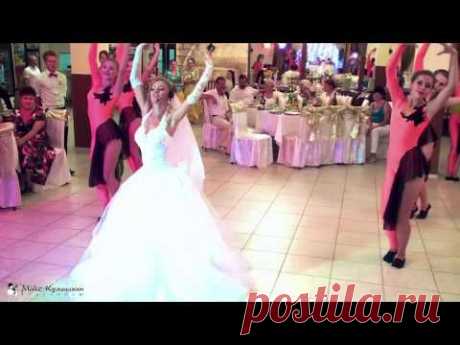 Невеста поет песню - подарок растрогал жениха до слез!!! - The bride sings a song is a gift touched groom to tears!!!.