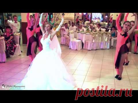 Невеста поет песню - подарок растрогал жениха до слез!!! - The bride sings a song is a gift touched groom to tears!!!.