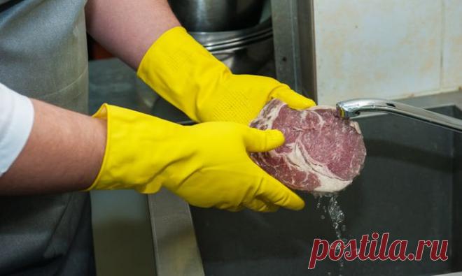 Вот почему мыть мясо перед готовкой смертельно опасно!