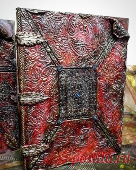 Добрый вечер, Друзья. Вот и прошел наш замечательный мастер-класс. Очень душевно мы потрудились с 11 до 19 00. Работы очень много, но безумно (даже меня, вновь и вновь) затягивает. Следующий такой мастер-класс в след. Субботу 10 февраля. Идет запись. Книга-шкатулка "Фолиант Монарх", размер 35х25х10.
.
#золотыеручки #золотыеручкимосква #фолианткаримовой #мастерклассызолотыеручки #мастерскаякаримовойнатальи #мастеркласс #изыск #фолиант #роскошь #монарх #книга #книгашкатулка ...