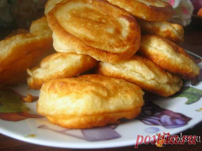 Мясо курицы-взбить в блендере. Тесто- 2 яйца, 150г муки, 1 ч.л.манки, муки- сколько вберет, чтобы тесто было, как на оладьи. Соединяем тесто и мясо, взбиваем в блендере. Обжариваем на подсолнечном масле с 2-х сторон.