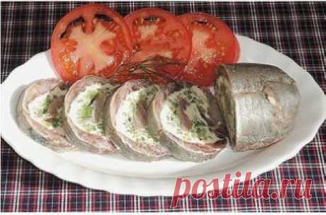 ВКУСНЕЙШАЯ и ОРИГИНАЛЬНАЯ закуска из сельди.
Селедка сама по себе достаточно вкусное блюдо и рецептов из нее огромное множество. Новый рецептик приготовления рулетиков из сельди мне так понравился, что теперь готовлю его практически к любому праздничному столу. 
Готовится легко и быстро, а получается необыкновенно вкусно и оригинально.
Для приготовления
1 малосольная сельдь
1 небольшой огурец
100 гр. мягкого сливочного сыра
Сельдь отделить от головы, внутренностей, костей ...