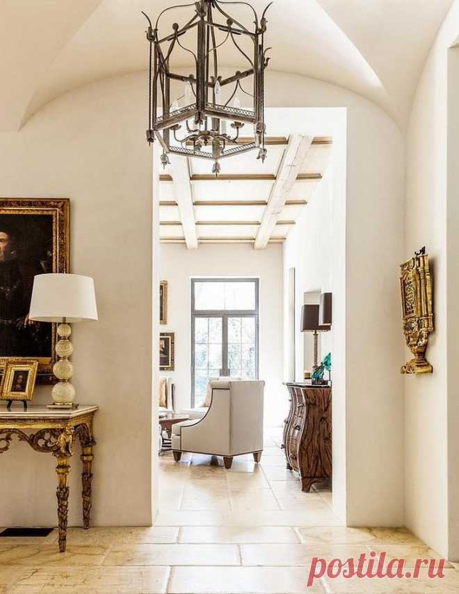 Роскошный классический интерьер в переделанном историческом доме