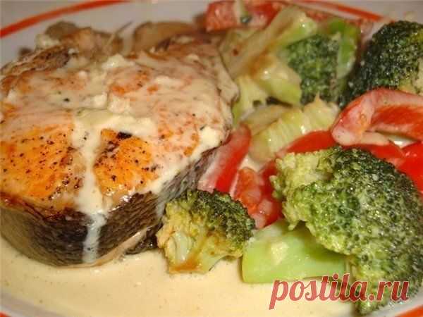 Рыба с овощами, запеченная в молочном соусе

Ингредиенты:
- 1 кг филе рыбы (хека, трески, судака или любой другой нежирной рыбы),
- 3 помидора,
- 1 крупный сладкий перец,
- 2 небольших соленых огурца,
- 300 мл молока (1,5 % жирности),
- 2 яйца,
- 1 ч. л. горчицы,
- соль, черный молотый перец, зелень (по вкусу).

Приготовление:
1. Филе рыбы нарезать на куски размером с одну порцию, посолить, поперчить и уложить в форму для запекания.
2. Огурцы и помидоры нарезать кружочками...