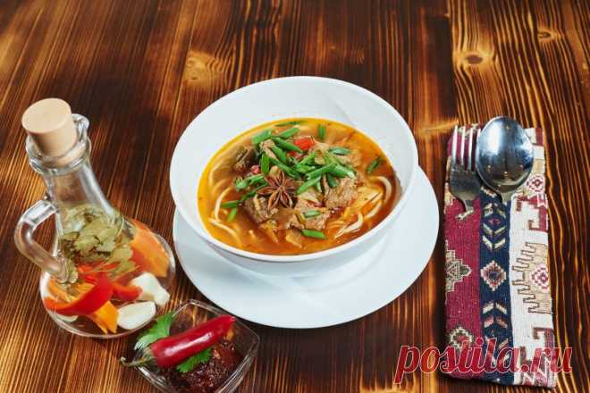 Как приготовить лагман по-уйгурски: рецепт от Шефмаркет Невероятно вкусным, сытным и колоритным блюдом считается лагман по-уйгурски.