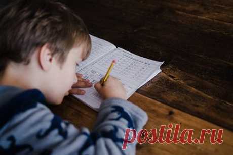 Ученые нашли связь между оценками школьников и их родителями. Академическая успеваемость школьников оказалась связана с двумя факторами: уверенностью школьников в своей способности к обучению и образованностью их родителей. К такому выводу пришли ученые из Норвежской школы бизнеса. Речь не идет об общей самооценке — важно, чтобы школьники были уверены в своих способностях.